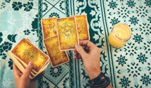 Il vous est parfaitement possible d'apprendre à faire un tirage des cartes de voyance !