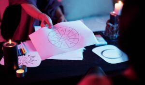 Lire son horoscope permet de se remonter le moral au quotidien