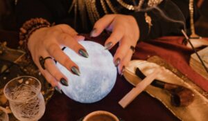 Les images apparaissant sur une boule de cristal sont interprétées par la voyante