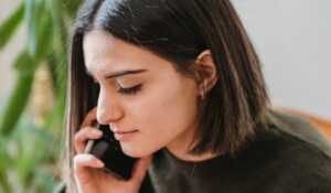 La voyance par téléphone possède des avantages certains